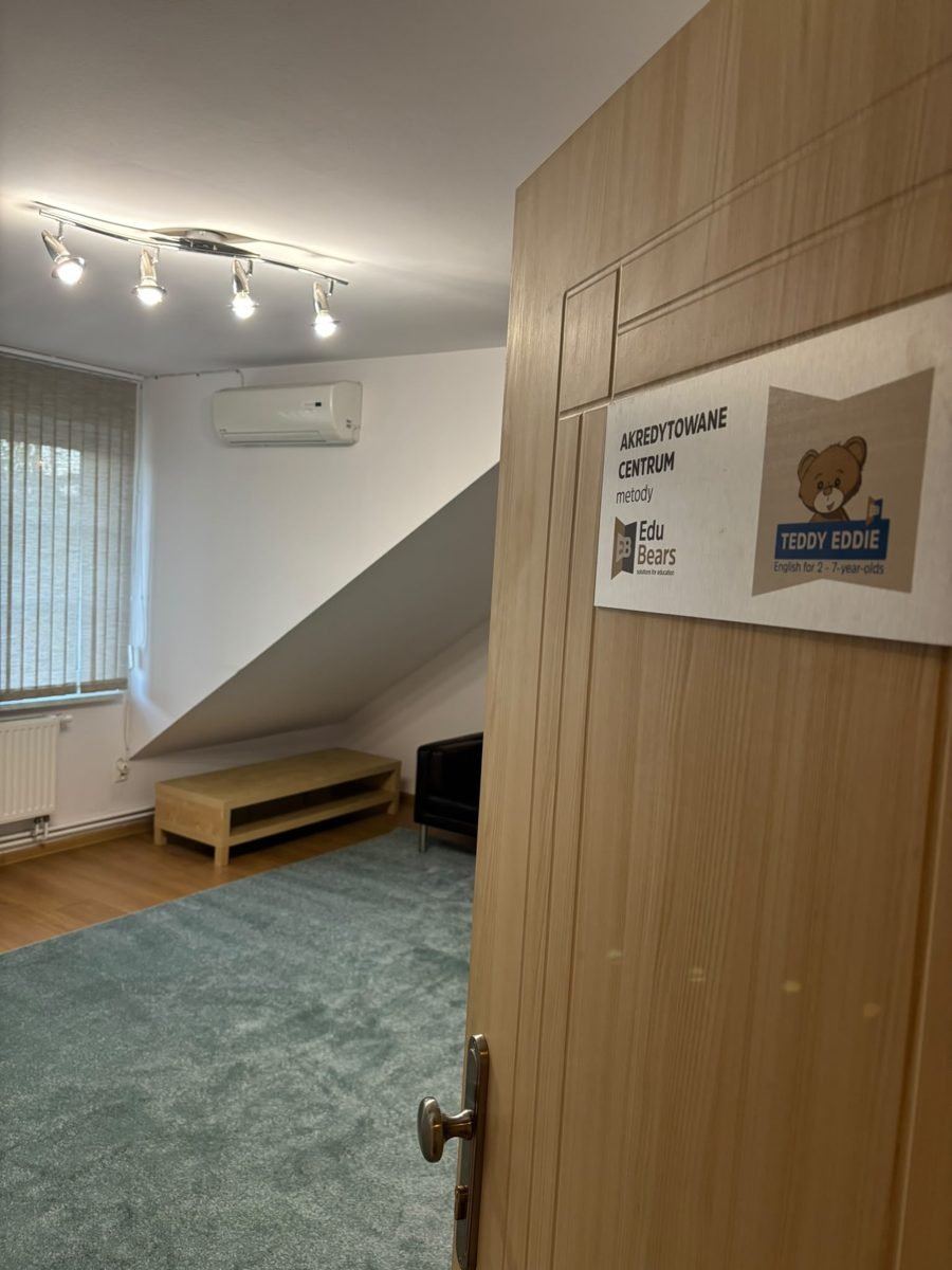 Drzwi sali z tabliczką akredytowanego centrum Teddy Eddie