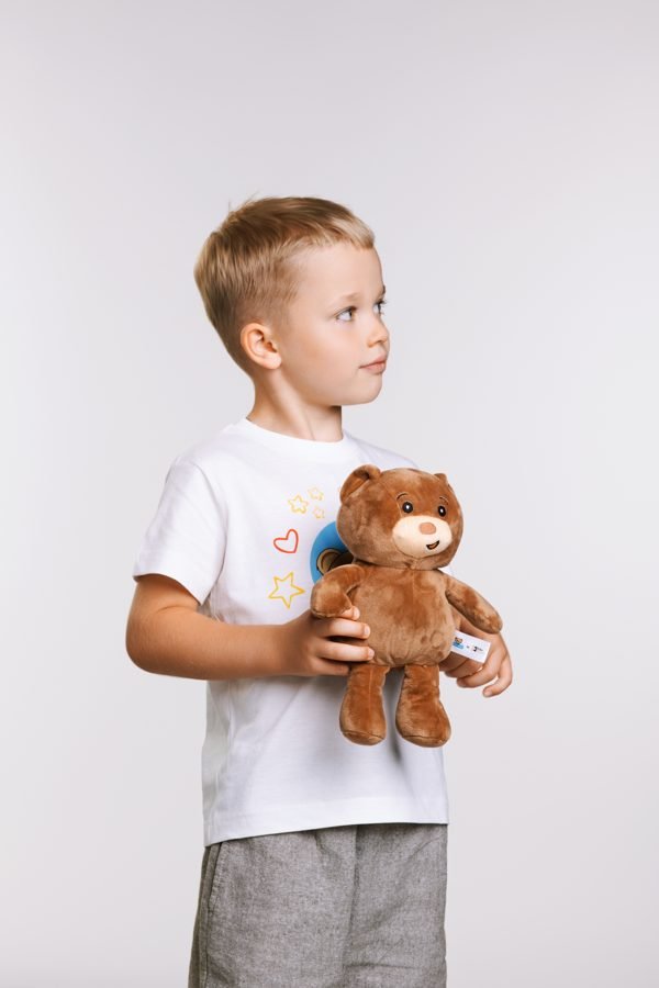 Chłopiec z pluszowym misiem Teddy Eddie